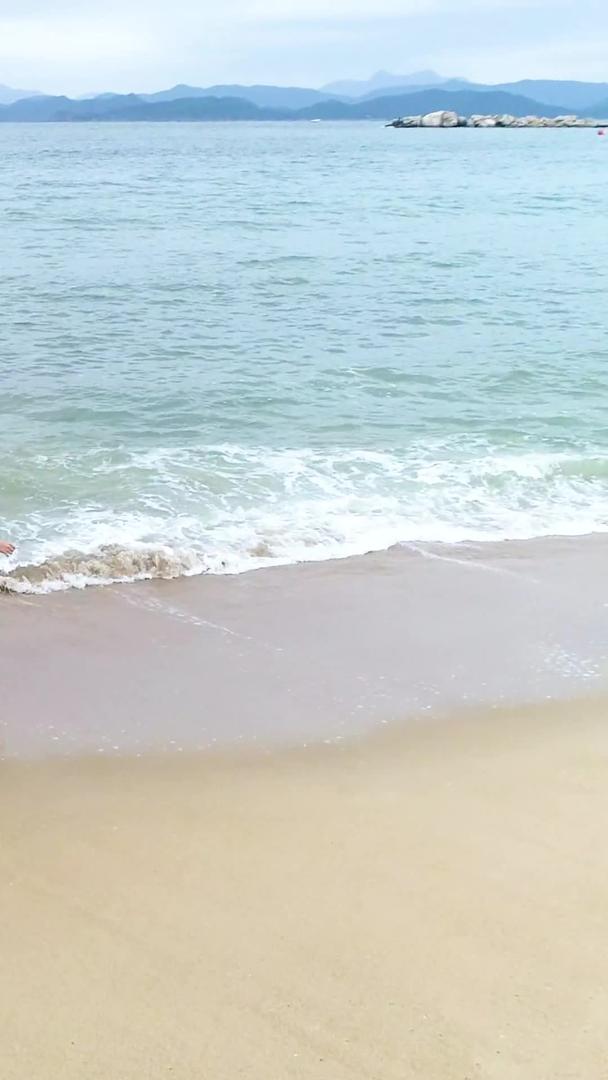 海边沙滩上奔跑的少女视频的预览图