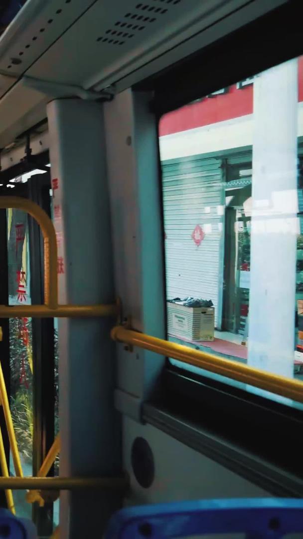 实拍疫情期间青岛公交绿色出行戴口罩的人升格镜头视频的预览图