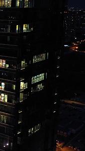 航拍晚上的办公楼灯火通明视频的预览图