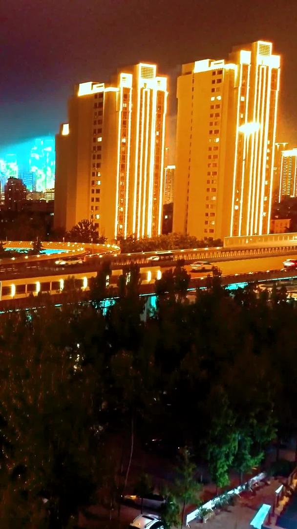 城市立交桥交通夜景航拍视频的预览图