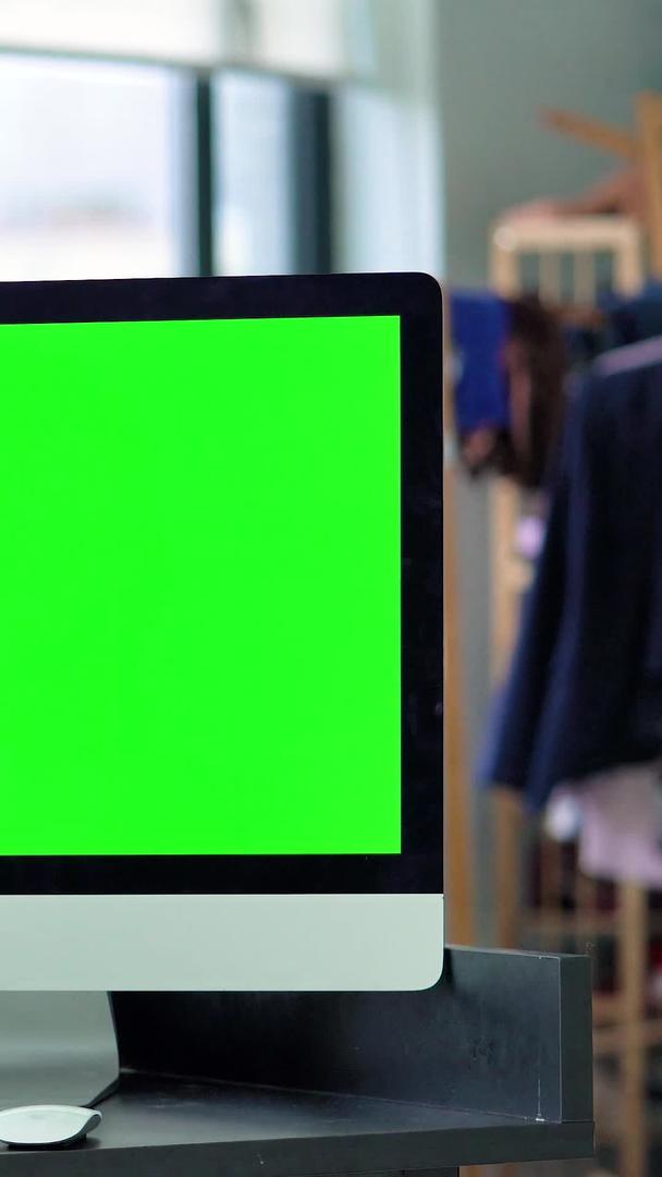 商务人士背影使用绿幕电脑视频抠像视频的预览图