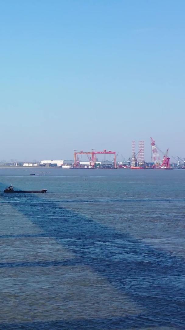 长江集装箱货船航拍视频的预览图