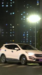 城市夜晚交通车流空镜视频的预览图