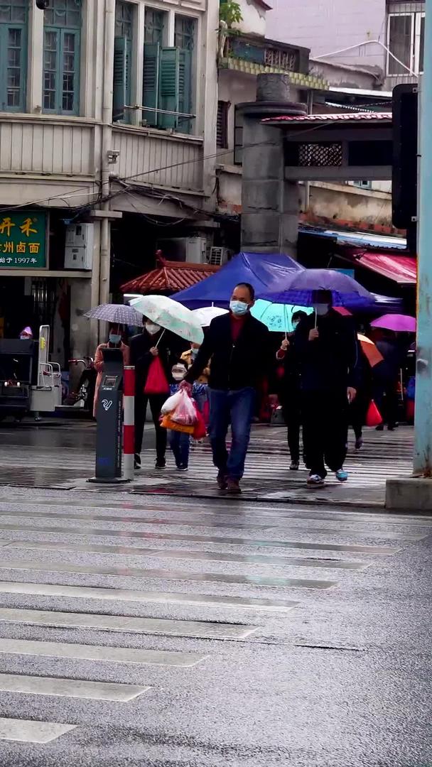 下雨天撑伞过马路的行人合集视频的预览图