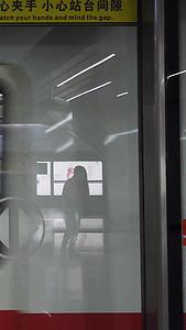 城市立体交通地铁进站的列车视频的预览图