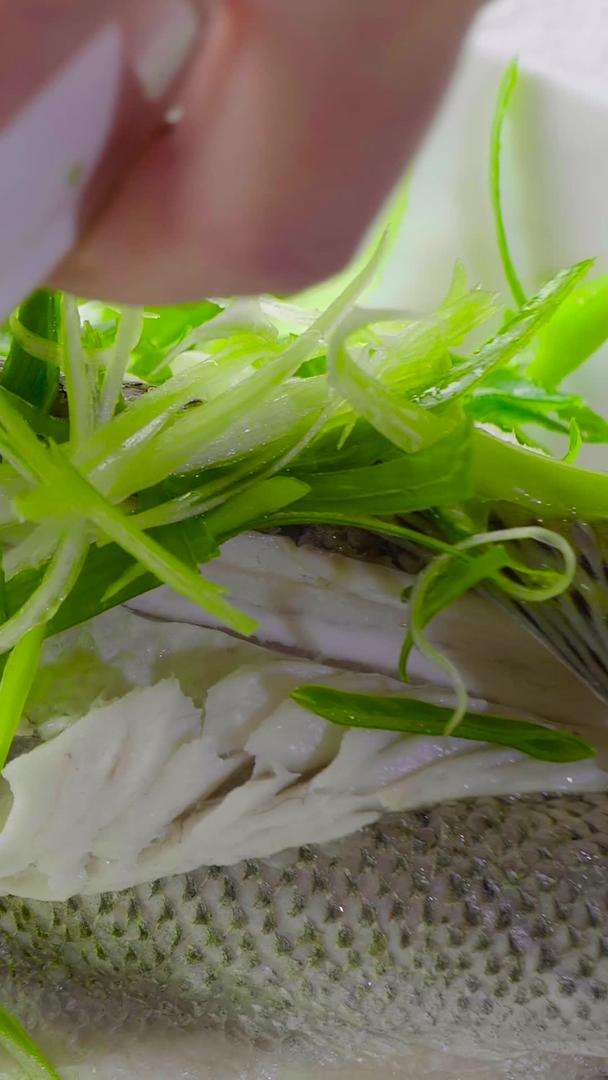 美食鲈鱼制作过程视频素材视频的预览图