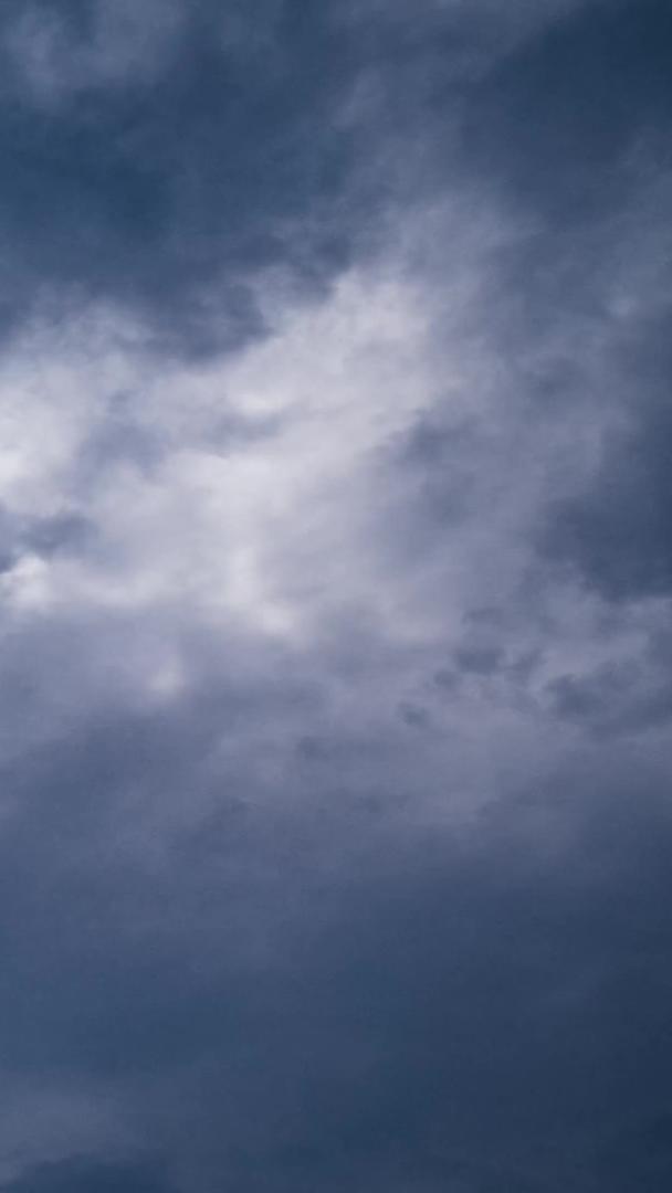 阴天的乌云密布延时摄影视频的预览图