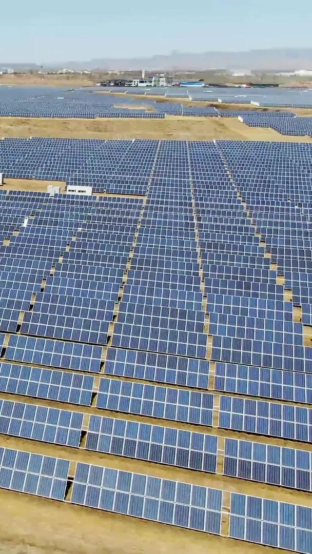 航拍太阳能光伏发电能源系统视频的预览图