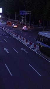 城市晚高峰车水马龙的街道夜景视频的预览图