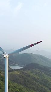 航拍工业清洁能源山顶风车发电机自然环保素材视频的预览图