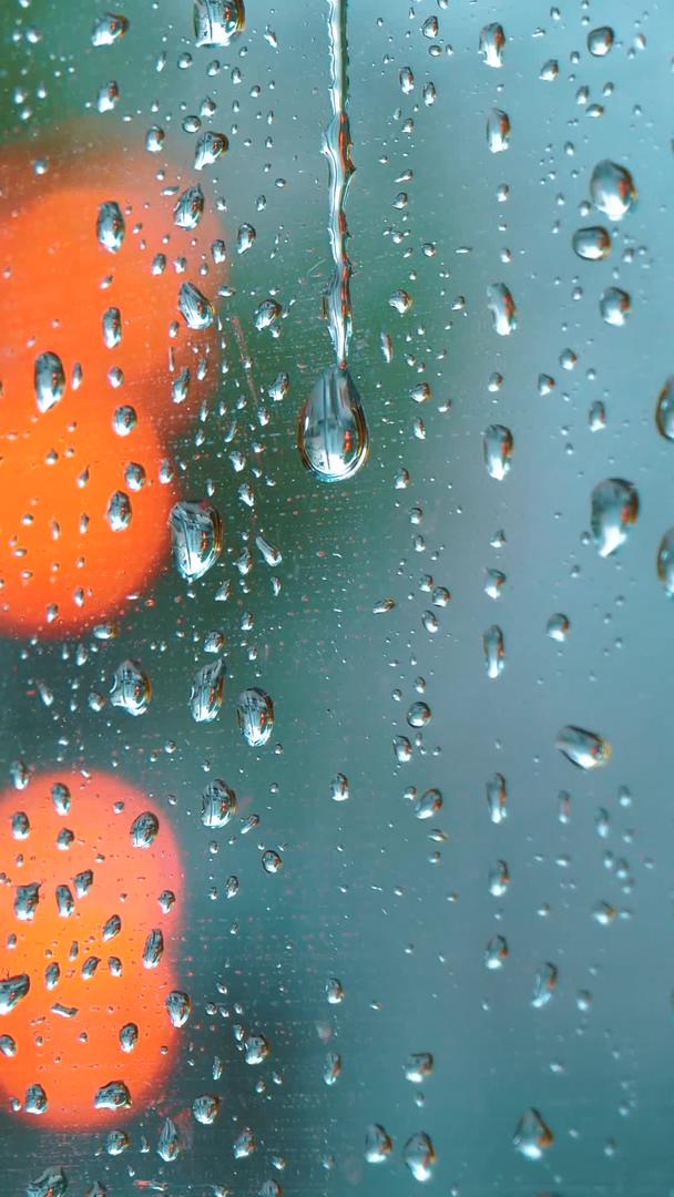 雨天的玻璃雨滴视频的预览图