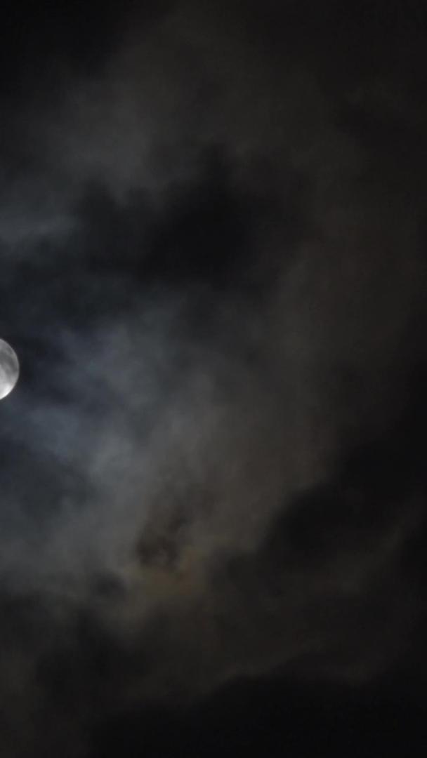 实拍夜晚月亮穿过云彩视频的预览图