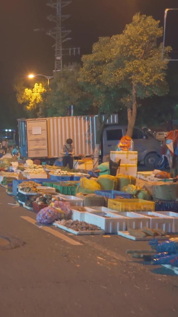 城市地摊小贩卖菜视频的预览图