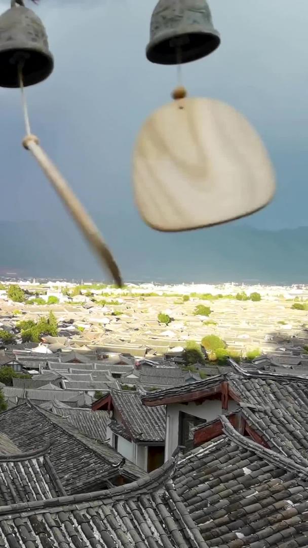 丽江古城山顶的风铃和古城全景视频的预览图