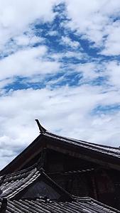 延时摄影风光云南丽江古城古建筑屋顶蓝天白云天空流动的云素材视频的预览图
