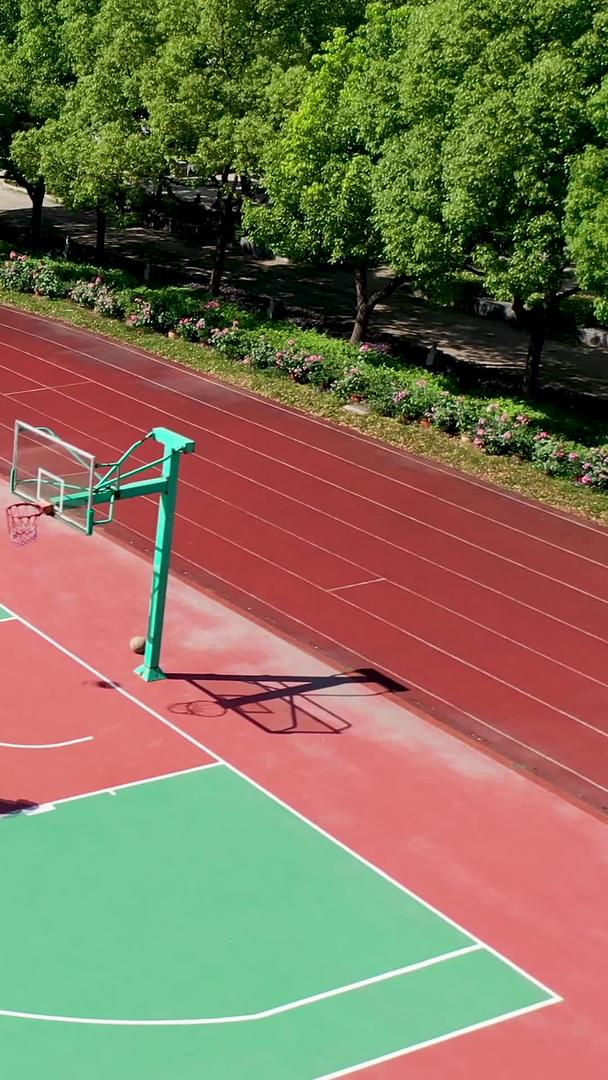 航拍操场上打篮球的少年视频的预览图