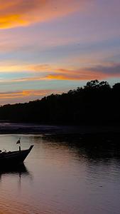 夕阳黄昏下行驶的渔船实拍视频的预览图