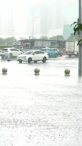 高清拍摄城市夏季街头暴雨广州市天河区视频的预览图
