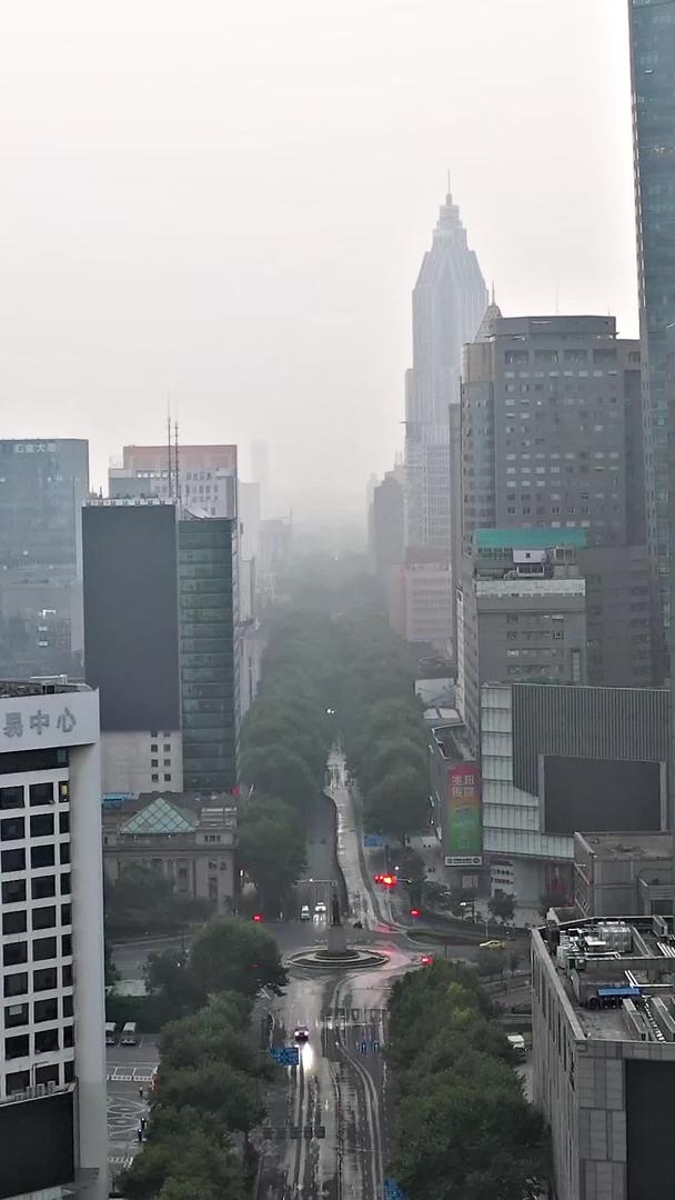 清晨南京新街口CBD低空航拍视频的预览图
