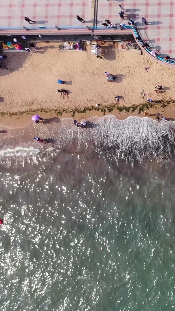 夏季航拍浴场人群视频的预览图