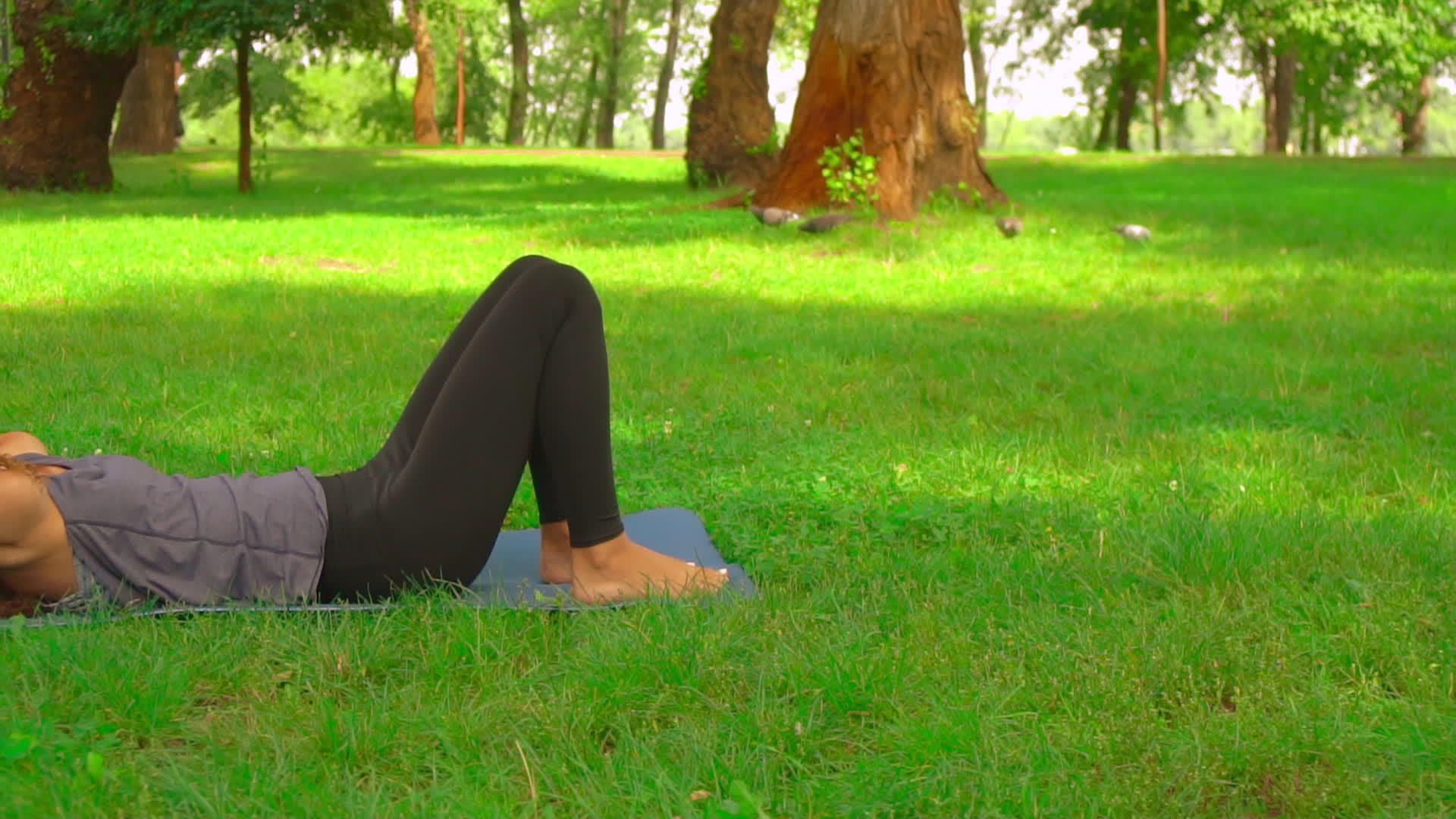 瘦女人在公园里练习麻草视频的预览图