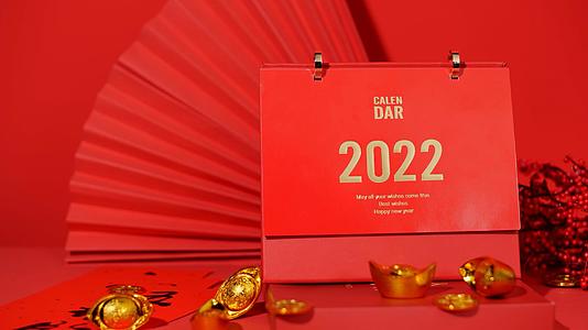 4K实拍2022新年红色日历喜庆氛围视频素材视频的预览图