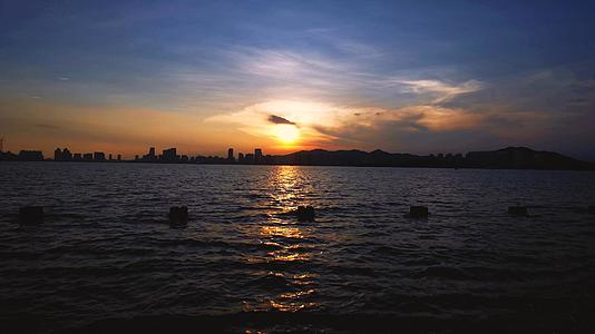 4K实拍海边城市日落晚霞落日余晖视频的预览图