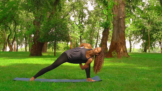 在公园里练瑜伽的瘦女人视频的预览图