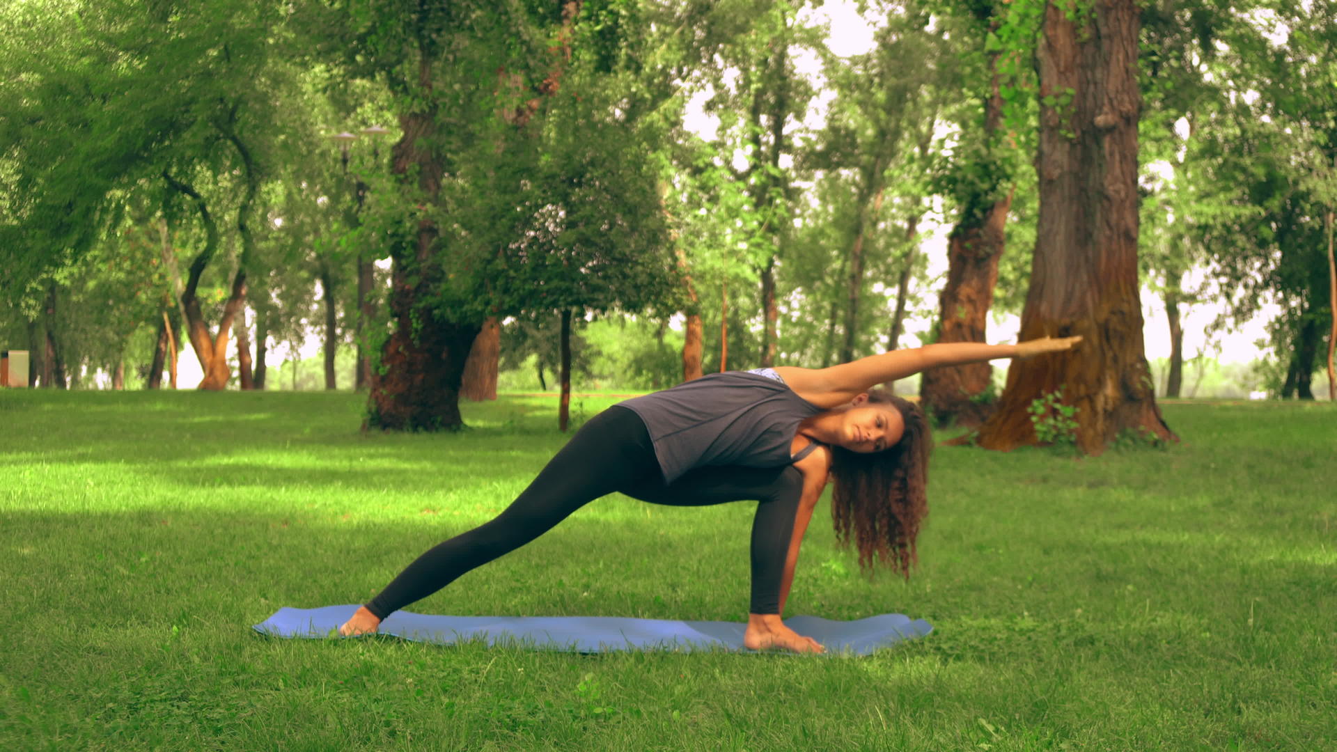 女运动员在露天做瑜伽视频的预览图