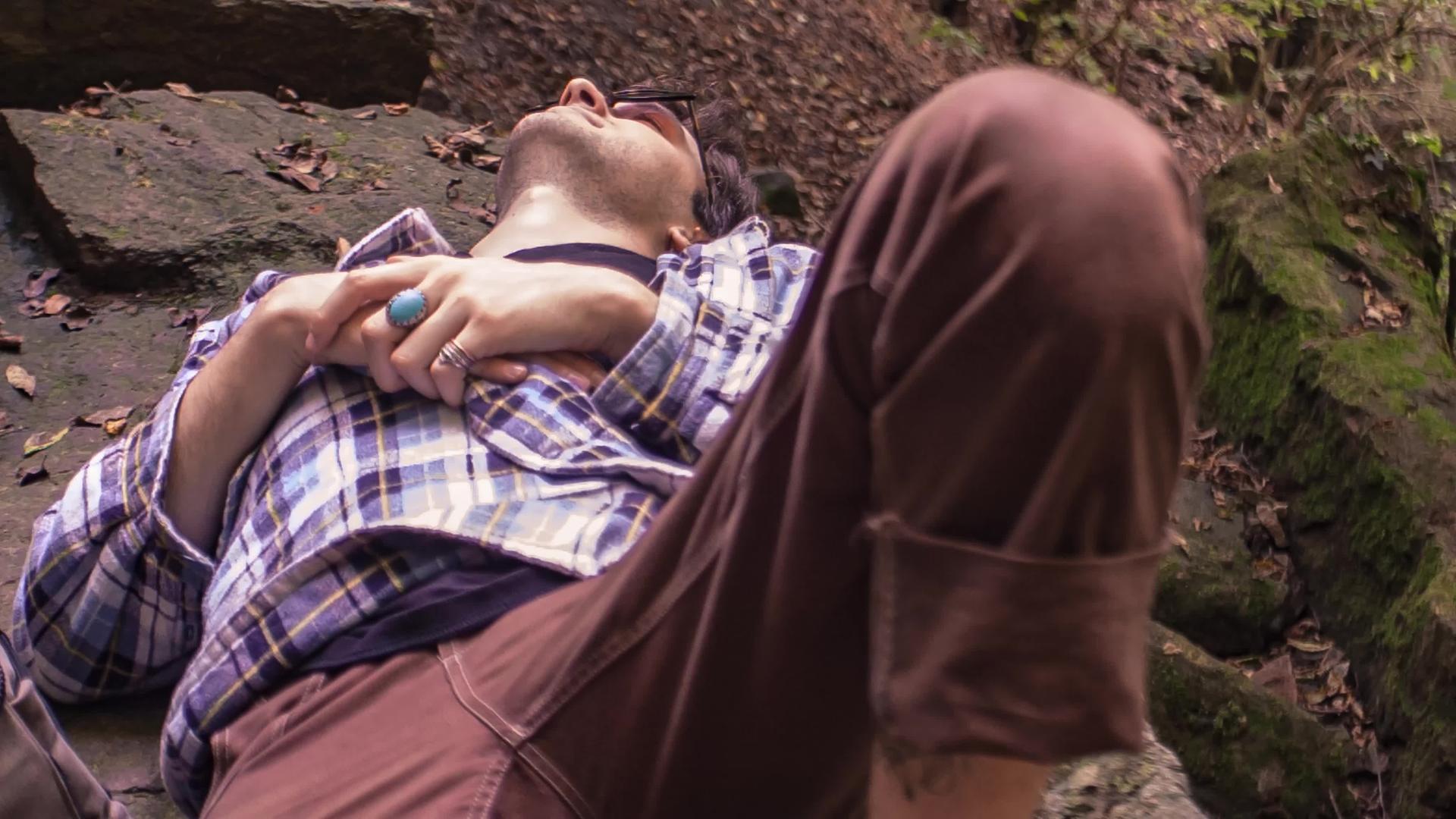 男孩躺在树林里视频的预览图