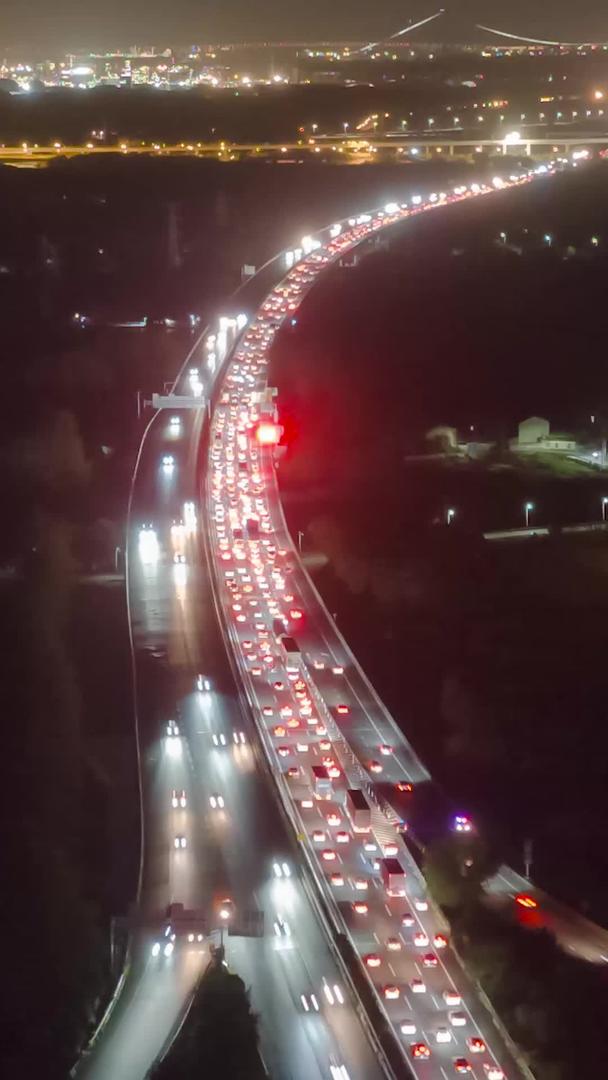 春运高速公路堵车夜景车流延时摄影视频的预览图