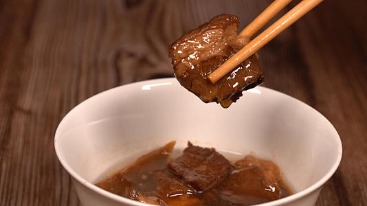 筷子夹起碗里的肉升格视频视频的预览图
