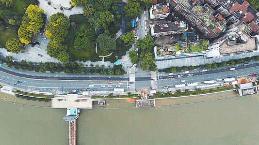 航拍风光城市长江汛期沿江大道交通道路车流与道路平齐的长江水面素材视频的预览图