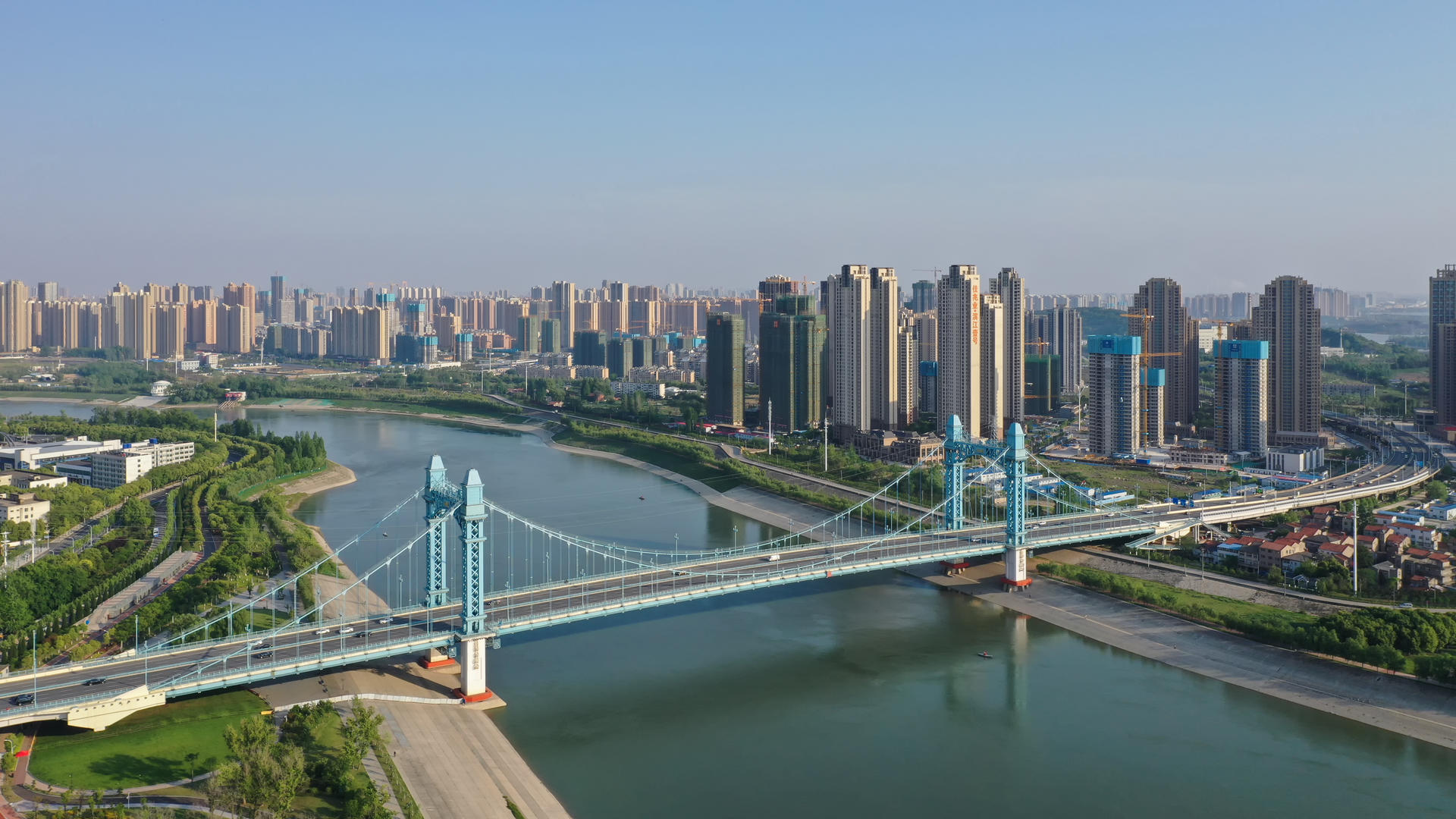 航拍城市风光武汉蓝色浪漫古田桥交通车流4k素材视频的预览图