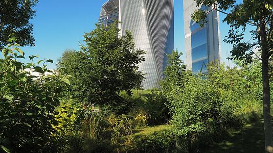 现代摩天大楼在公园里视频的预览图