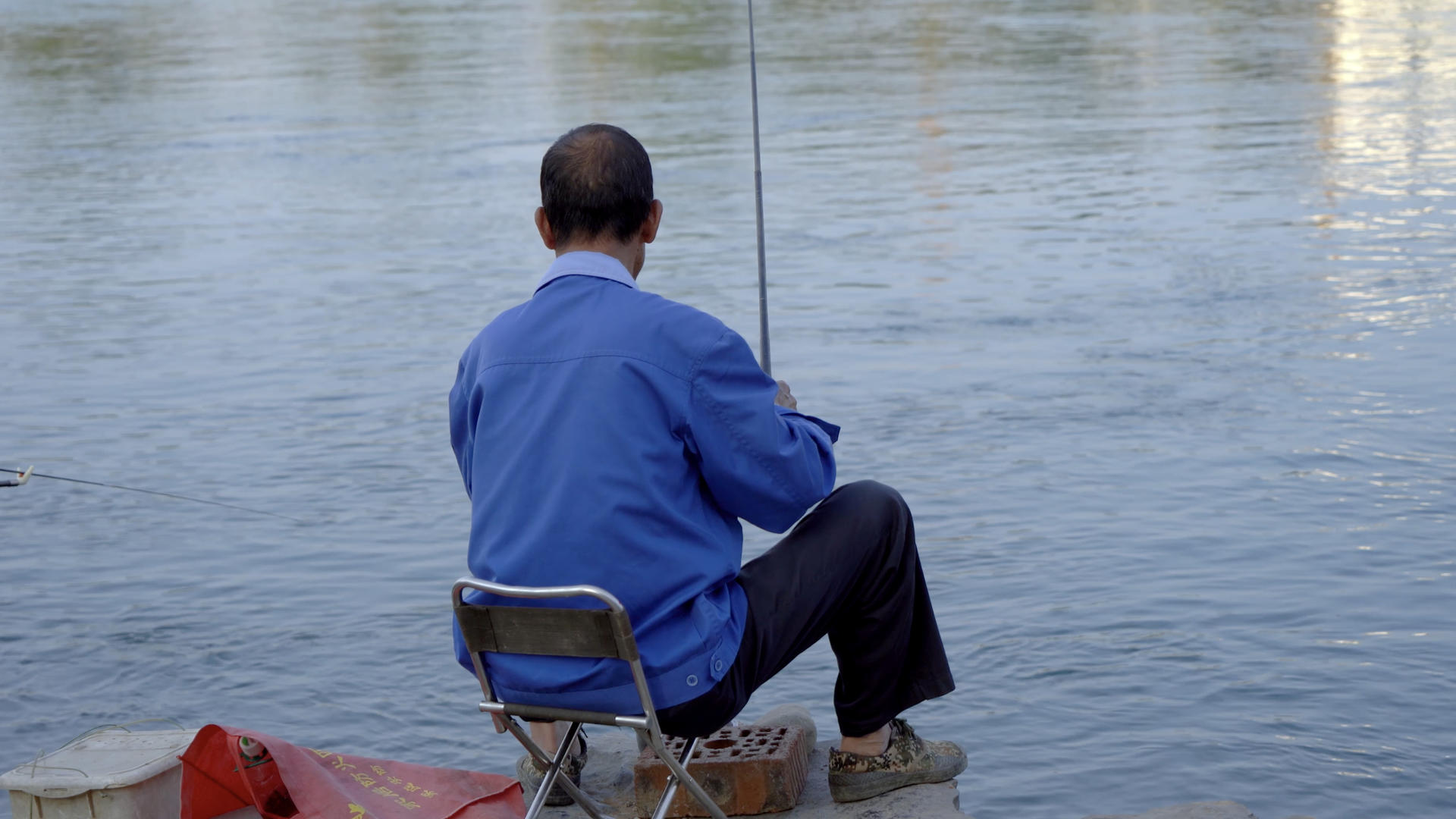 钓鱼的中年男子【该视频无肖像权，请勿商用】视频的预览图