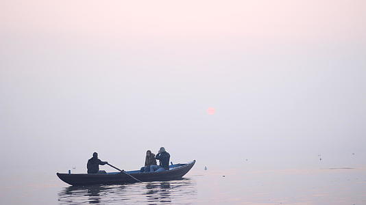 印度瓦拉纳西恒河日出视频的预览图