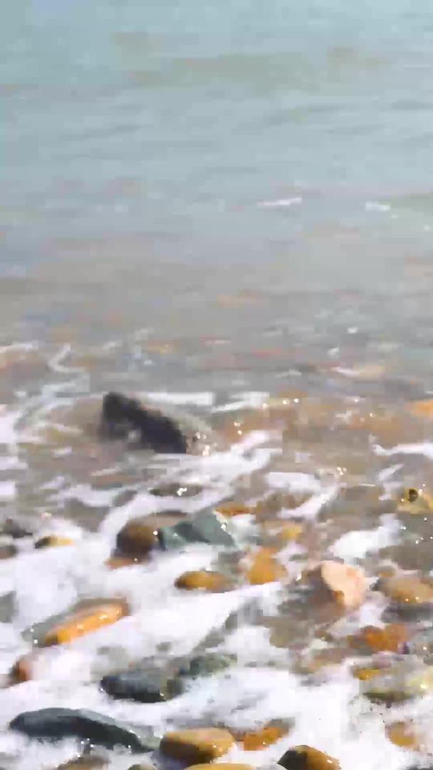 海浪拍打在鹅卵石上集合在一起视频的预览图