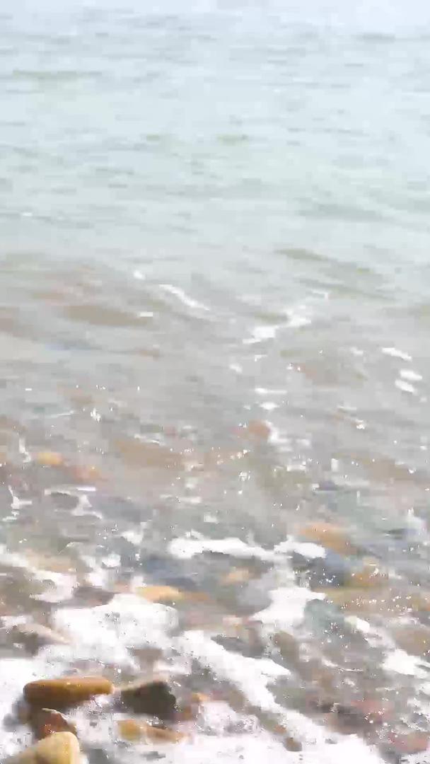 海浪拍打在鹅卵石上集合在一起视频的预览图