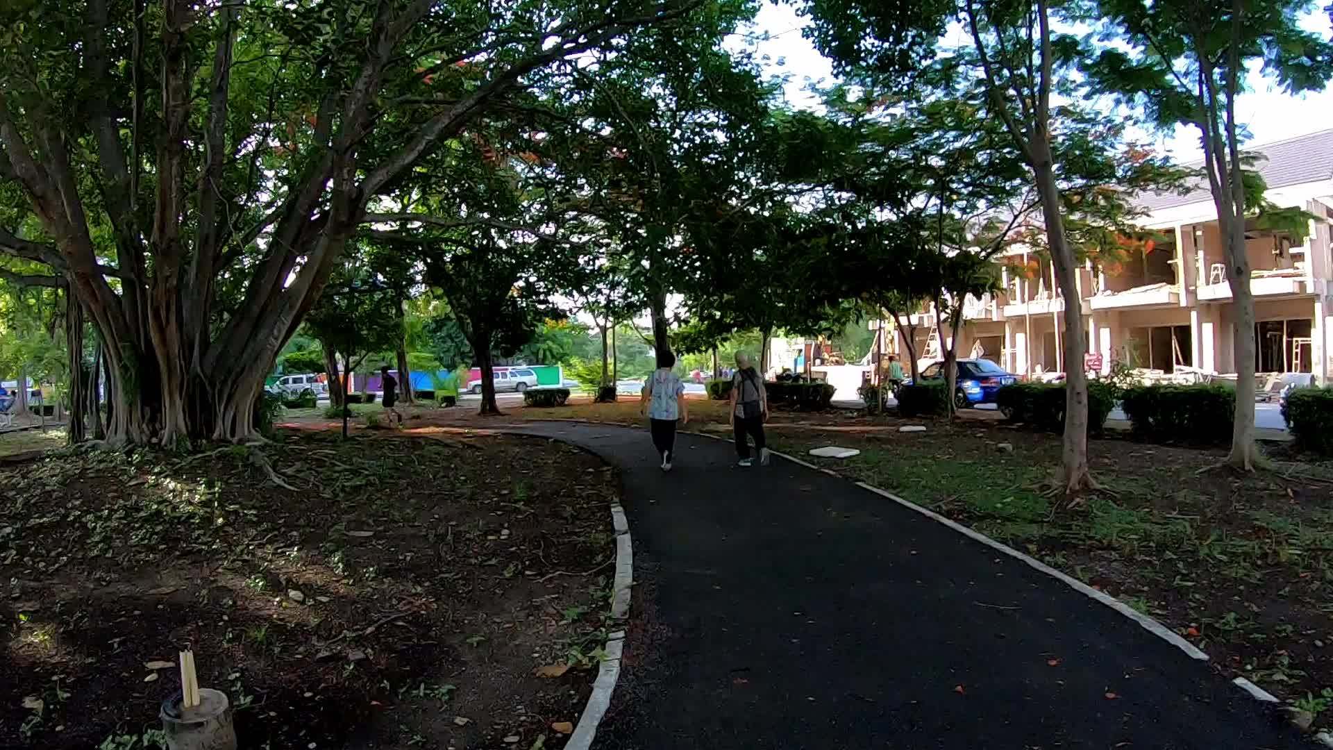 在公园里跑大范围的延时视频视频的预览图