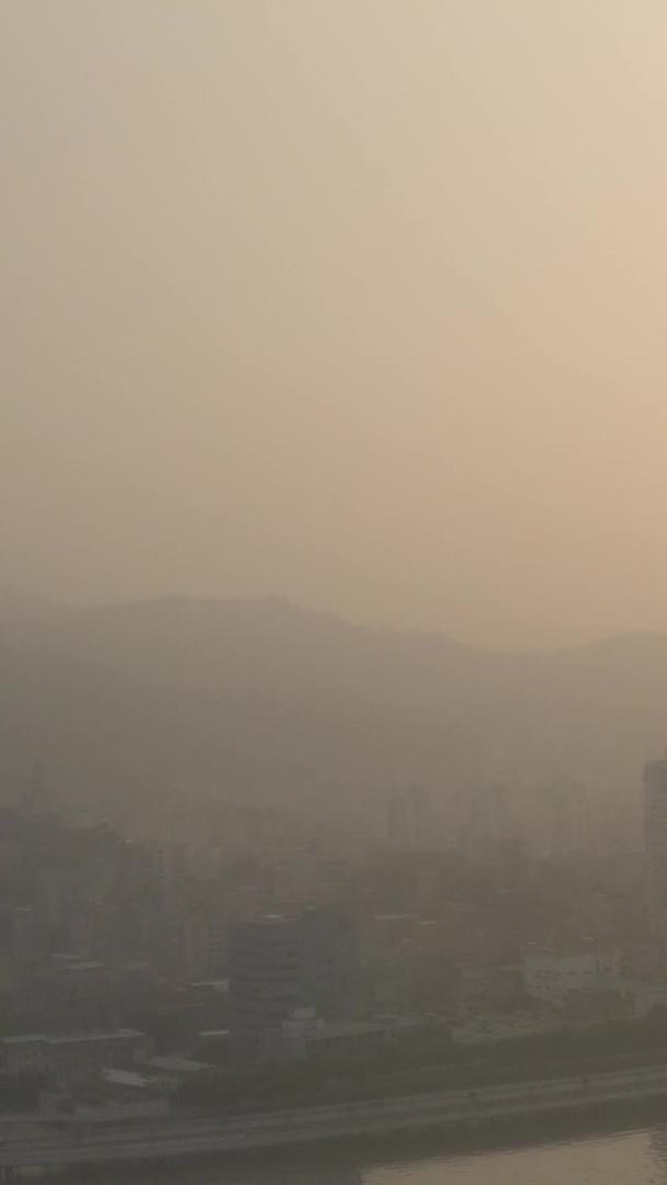 大雾天日出厦门双子塔视频的预览图