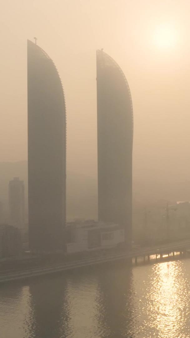大雾天日出厦门双子塔视频的预览图