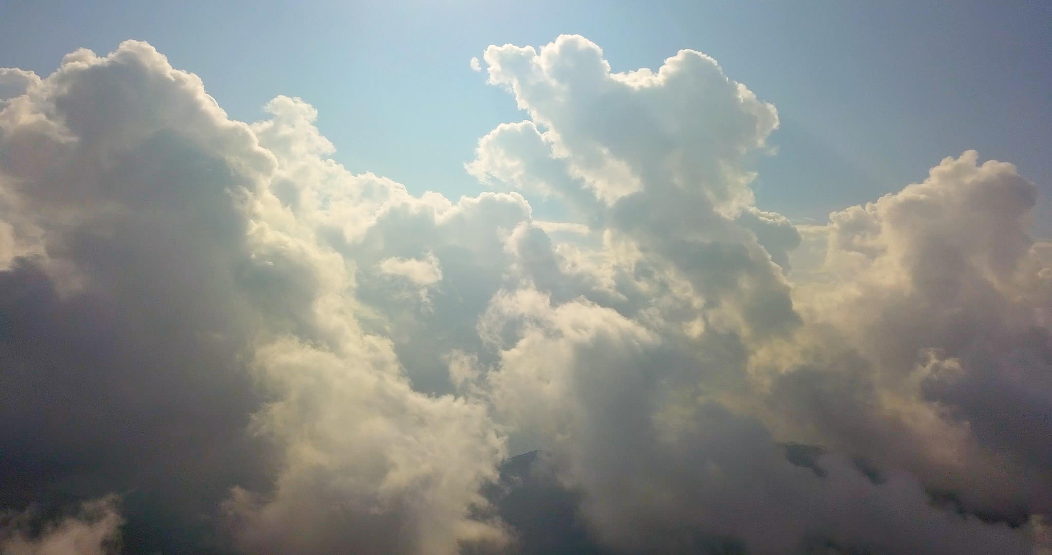 穿越云层蓝天白云震撼大气航拍视频的预览图
