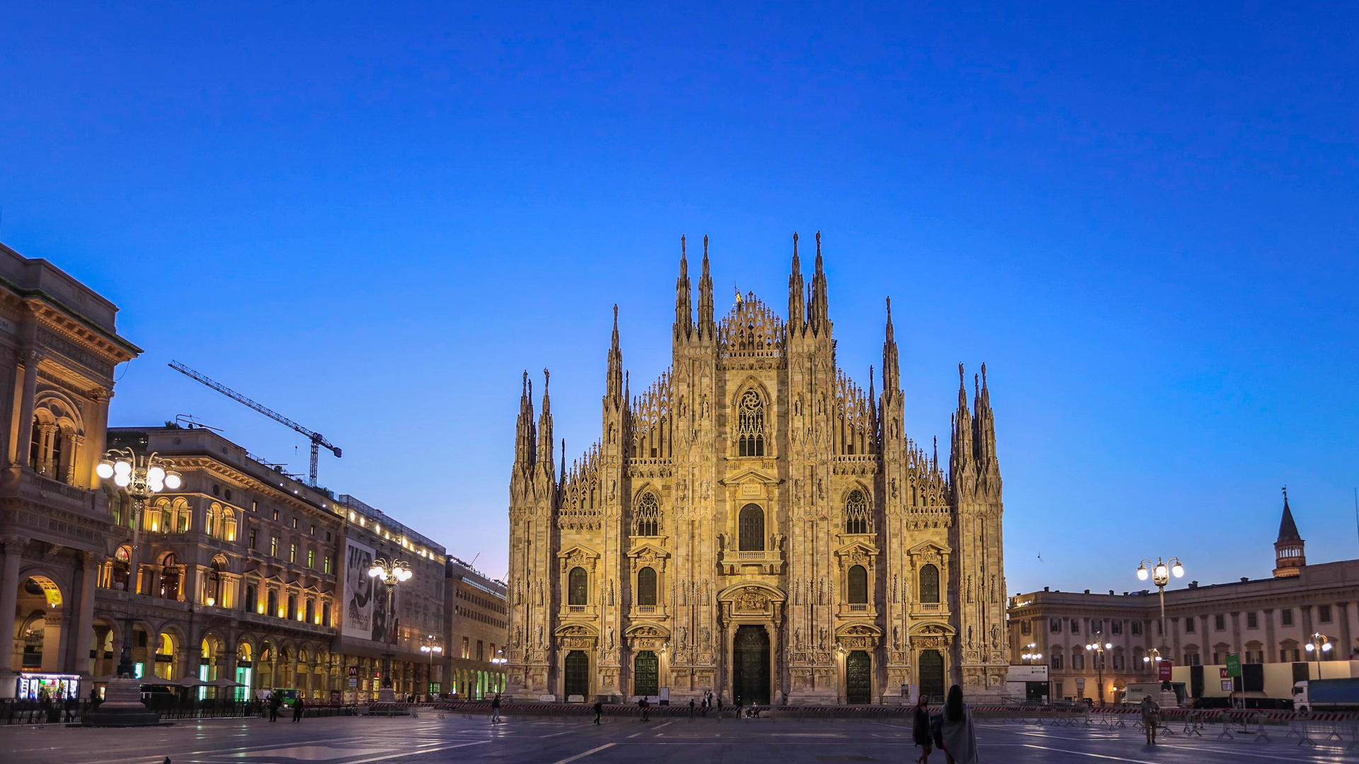 意大利米兰著名旅游景点米兰大教堂日出延时视频视频的预览图