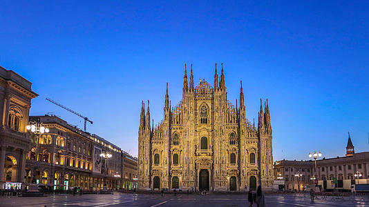 意大利米兰著名旅游景点米兰大教堂日出延时视频视频的预览图