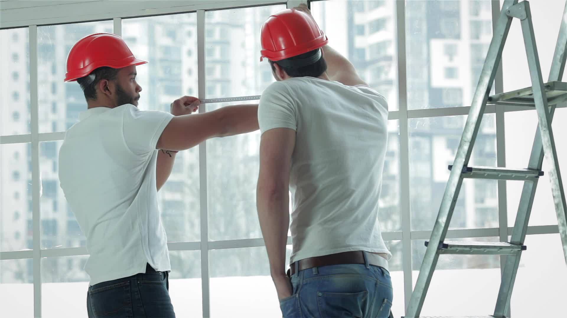 两名工人测量和修理窗户视频的预览图