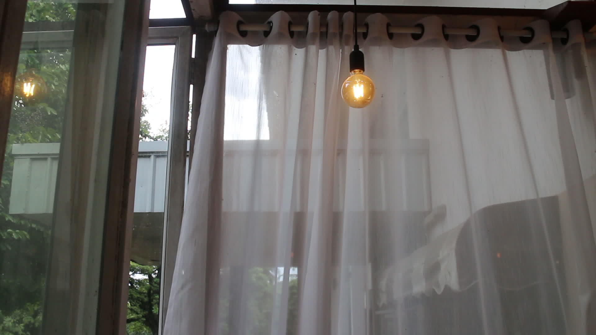 空调室的白色窗帘视频的预览图