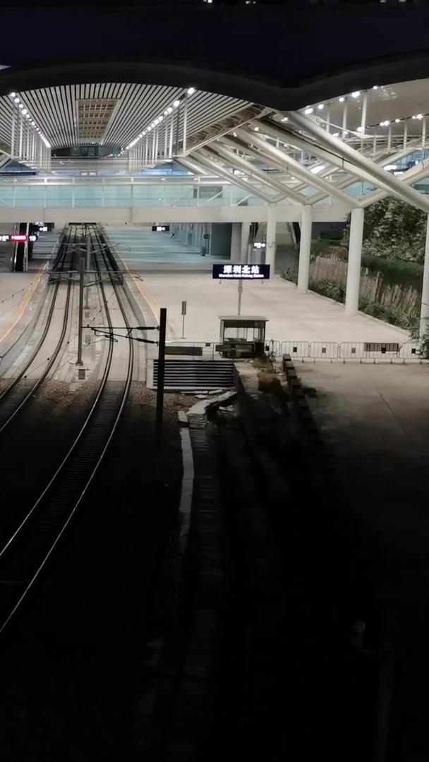夜间高速铁路出站视频的预览图