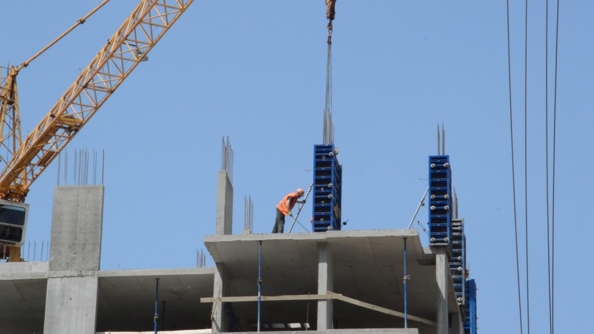 在新的综合建筑中建造一座住宅楼视频的预览图