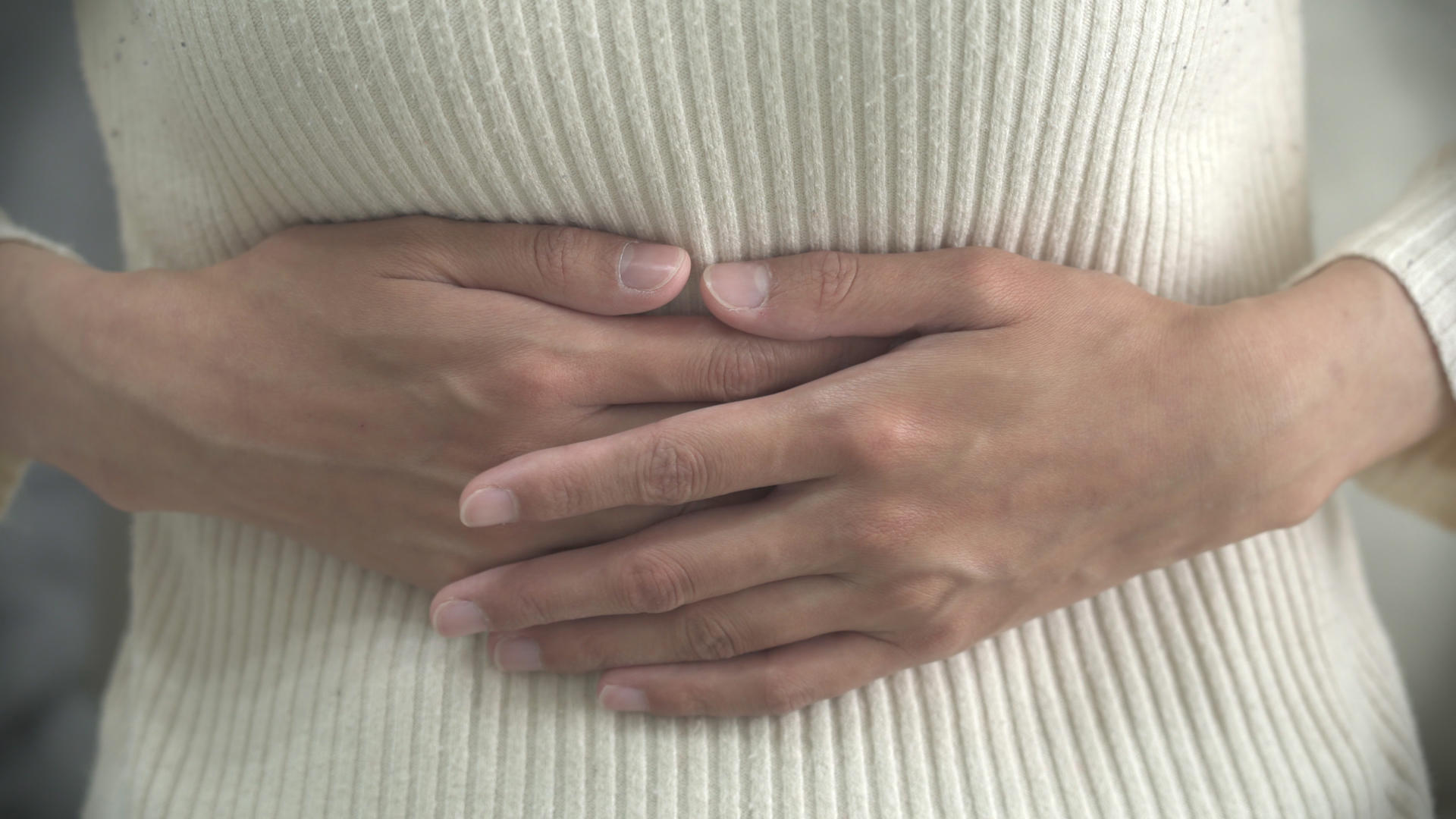 4K实拍居家女性生理期肚子疼视频视频的预览图